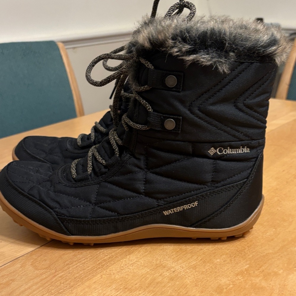 Columbia Women’s Minx Shorty Black Waterproof Winter Boots. Size 10.5